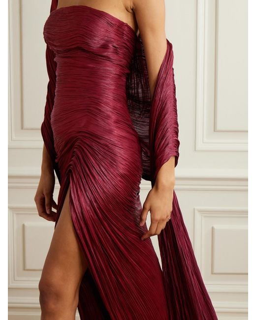 Marmar Halim Red Trägerlose Robe Und Cape Aus Plissiertem Seidensatin