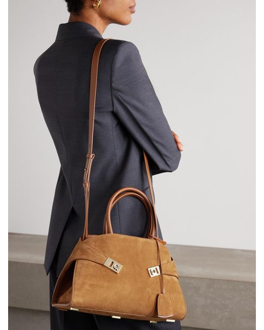 Ferragamo Brown Hug Grainy Kleine Schultertasche Aus Veloursleder Mit Lederbesätzen Und Verzierungen