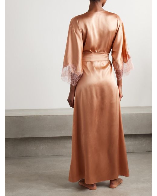 Carine Gilson Metallic Morgenmantel Aus Seidensatin Mit Chantilly-Spitzenbesätzen Und Bindegürtel