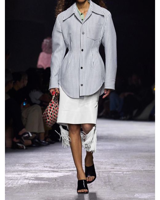 Jupe Midi En Cuir Glacé À Houppes Bottega Veneta en coloris White