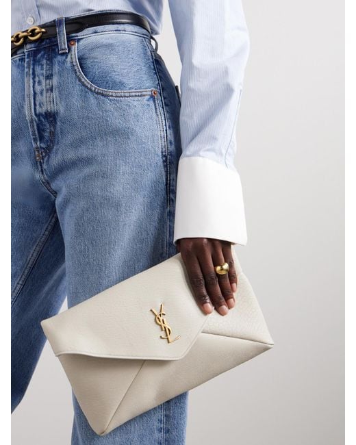 Saint Laurent Natural Cassandre Große Clutch Aus Strukturiertem Leder