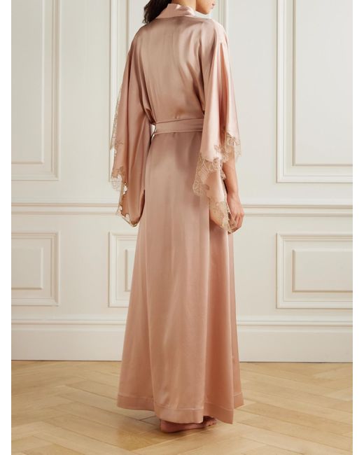Carine Gilson Pink Morgenmantel Aus Seidensatin Mit Spitzeneinsätzen Und Bindegürtel