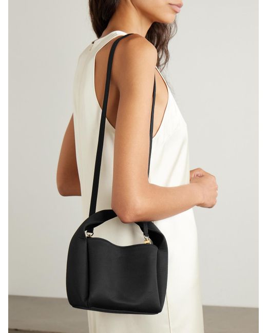 Totême  Black Bucket Tote Aus Satin Aus Einer Biobaumwollmischung