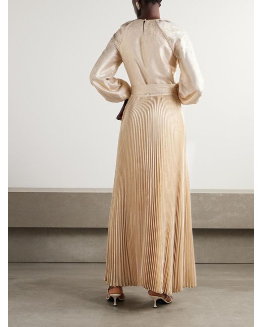 Jonathan Simkhai Natural Varenya Maxikleid Aus Metallic-Lamé Mit Plissee Und Bindegürtel