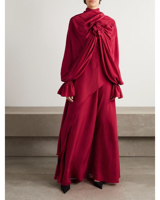 Alexander McQueen Red Robe Aus Habutai-Seide Mit Falten, Rüschen Und Cape-Effekt
