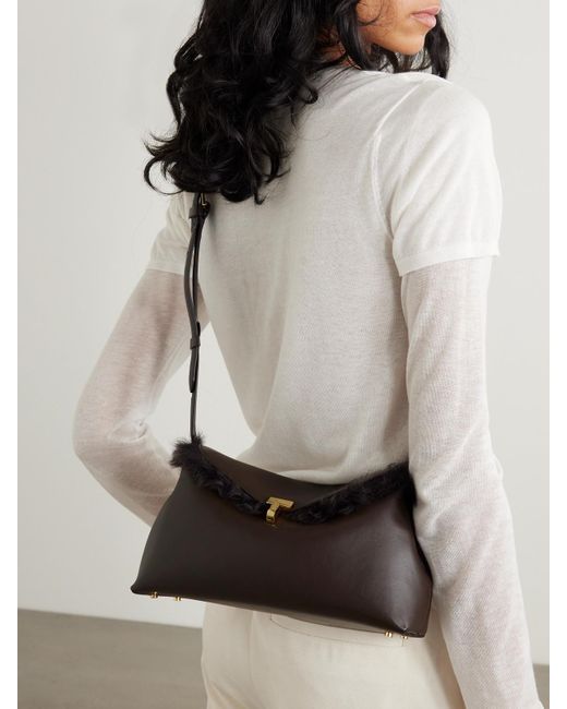 Totême  Brown T-Lock Clutch Aus Shearling
