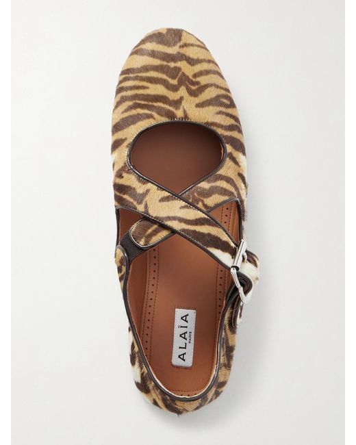 Alaïa White Criss Cross Flache Schuhe Aus Kalbshaar Mit Und Lacklederbesätzen