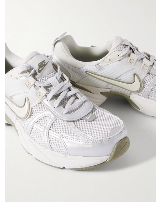 Baskets En Résille À Finitions En Caoutchouc V2K Run Nike en coloris White