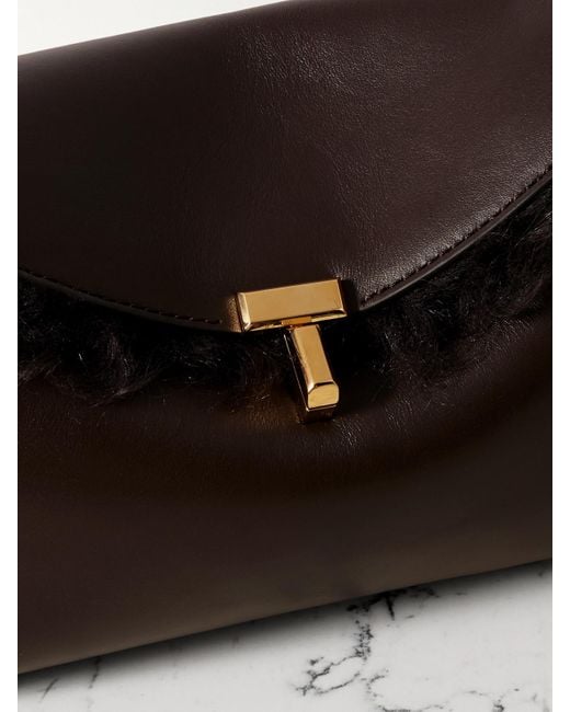 Totême  Brown T-Lock Clutch Aus Shearling