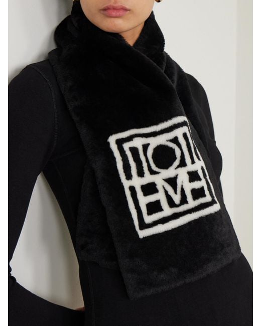 Totême Black Schal Aus Shearling Mit Print