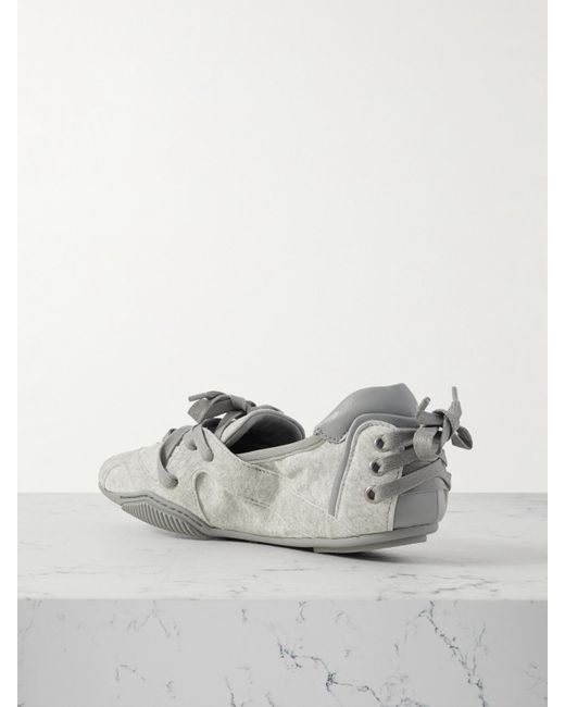 Chaussures Plates En Daim À Finitions En Cuir Acne en coloris Gray