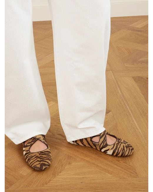 Alaïa White Criss Cross Flache Schuhe Aus Kalbshaar Mit Und Lacklederbesätzen