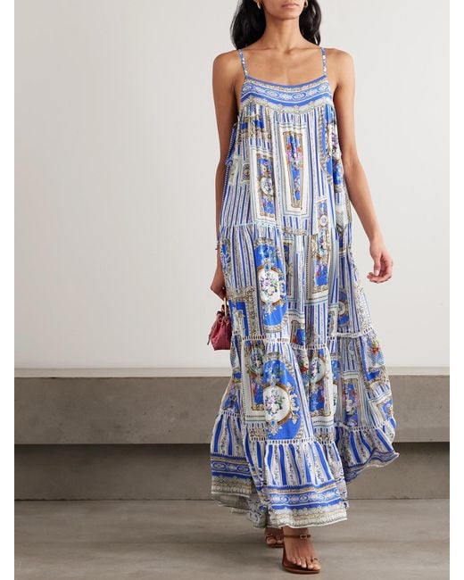 Robe Longue En Satin De Soie Imprimé À Finitions En Dentelle Et À Liens Camilla en coloris Blue