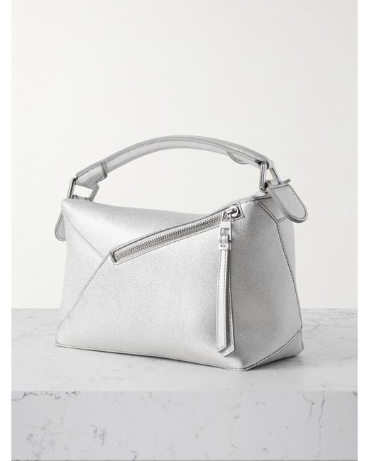 Sac Porté Épaule En Cuir Texturé Métallisé Puzzle Edge Mini Loewe en coloris Gray