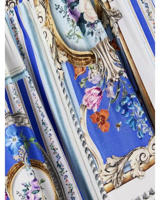 Robe Longue En Satin De Soie Imprimé À Finitions En Dentelle Et À Liens Camilla en coloris Blue
