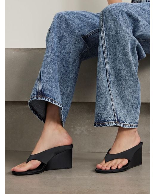 【ALAIA直営店】MULES TONG COMPENSeES EN SATIN ALAÏA Satin point-toe wedge mules | NET-A-PORTER