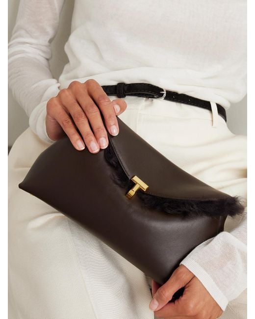 Totême  Brown T-Lock Clutch Aus Shearling