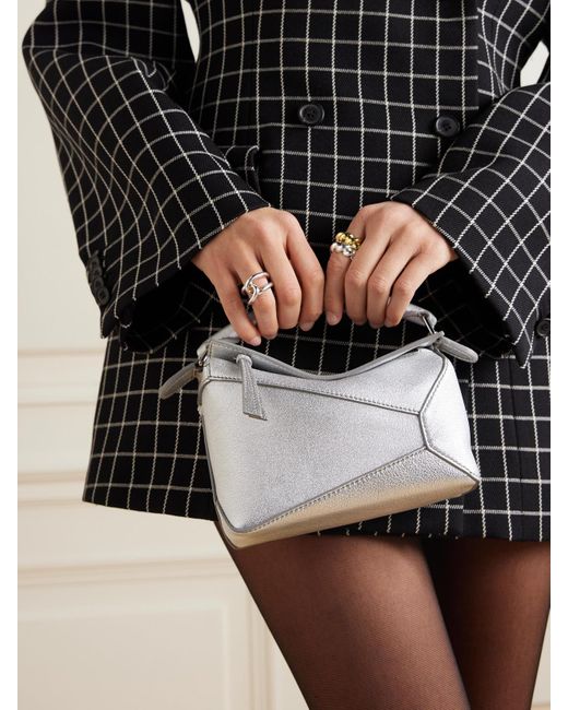 Sac Porté Épaule En Cuir Texturé Métallisé Puzzle Edge Mini Loewe en coloris Gray