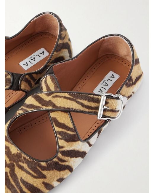 Alaïa White Criss Cross Flache Schuhe Aus Kalbshaar Mit Und Lacklederbesätzen