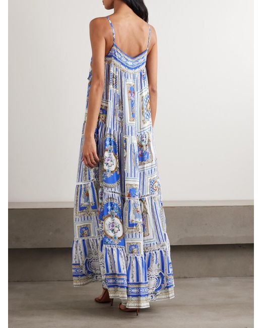 Robe Longue En Satin De Soie Imprimé À Finitions En Dentelle Et À Liens Camilla en coloris Blue