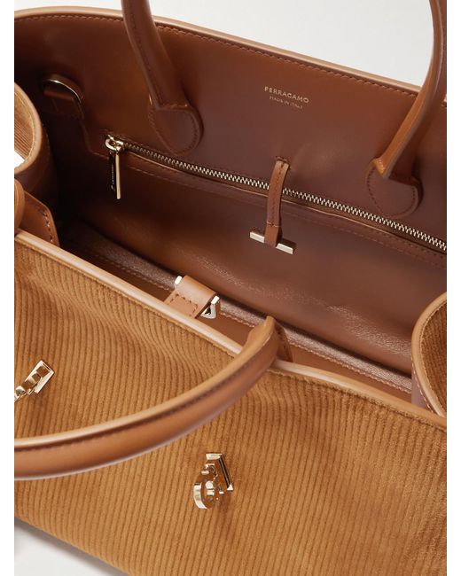 Ferragamo Brown Hug Grainy Kleine Schultertasche Aus Veloursleder Mit Lederbesätzen Und Verzierungen