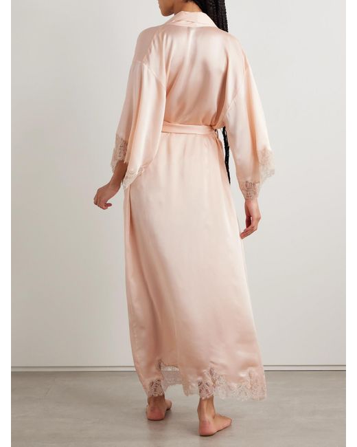 Kiki de Montparnasse Natural Giselle Morgenmantel Aus Seidensatin Mit Spitzenbesätzen Und Bindegürtel