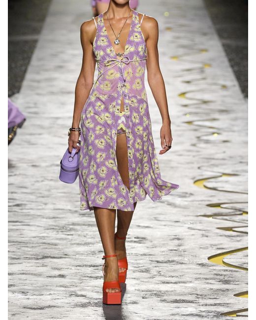 Versace Pink Midikleid Aus Georgette Aus Einer Seidenmischung Mit Blumenprint Und Bindegürtel