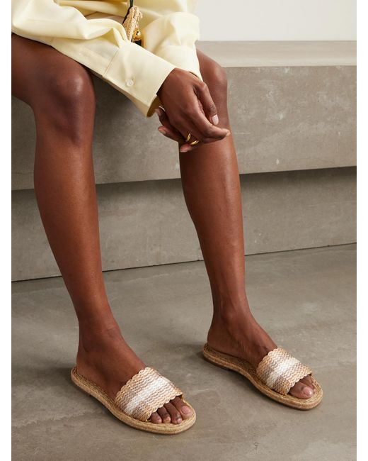 Aquazzura Natural Playa Pantoletten Aus Geflochtenem Metallic-Raffiabast Mit Streifen
