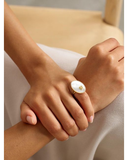 Yvonne Léon Natural Médaillon Trèfle 9-Karat, Mother-Of-Pearl And Diamond Ring