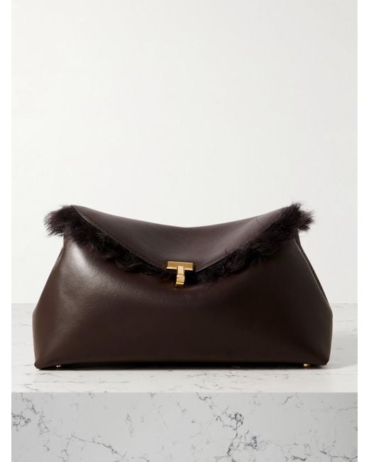 Totême  Brown T-Lock Clutch Aus Shearling