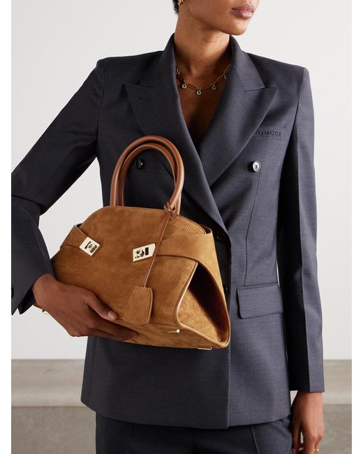 Ferragamo Brown Hug Grainy Kleine Schultertasche Aus Veloursleder Mit Lederbesätzen Und Verzierungen