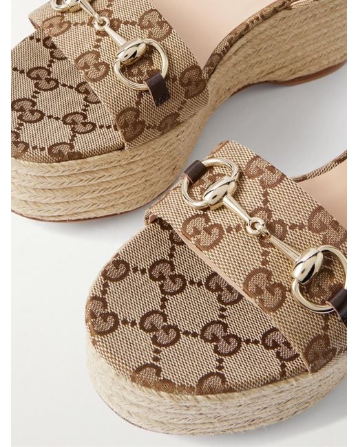 Gucci Natural Lady Horsebit Sandalen Aus Canvas Mit Logomuster, Lederbesätzen Und Plateau-Absatz
