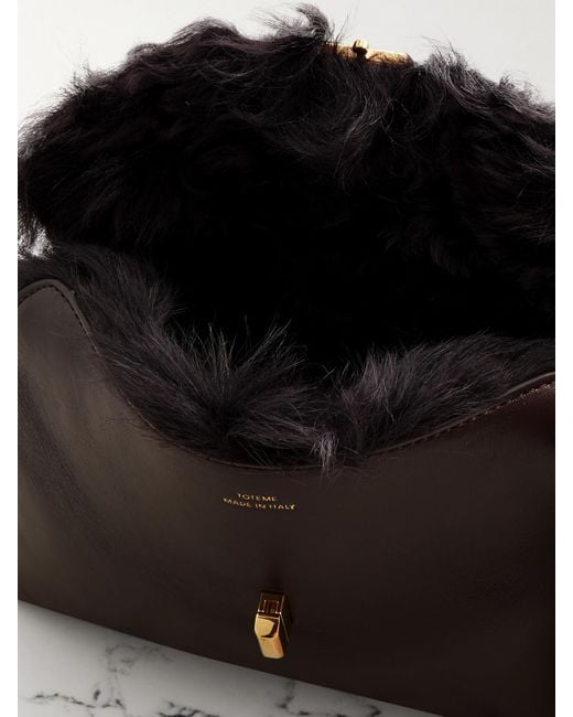 Totême  Brown T-Lock Clutch Aus Shearling