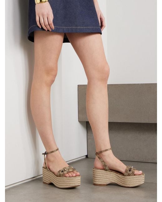 Gucci Natural Lady Horsebit Sandalen Aus Canvas Mit Logomuster, Lederbesätzen Und Plateau-Absatz