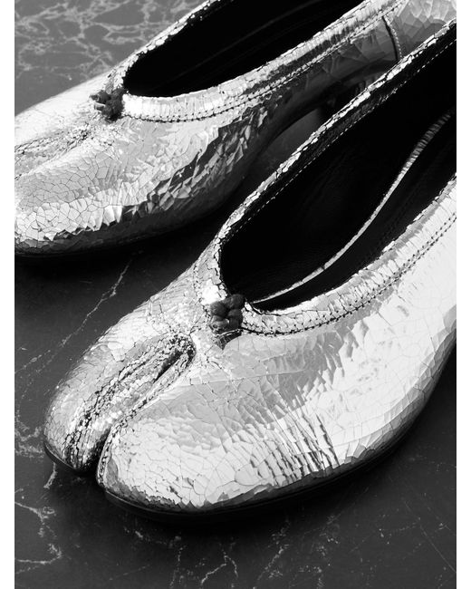 Maison Margiela Gray Tabi Pumps Mit Geteilter Kappe Aus Metallic-Craquelé-Leder