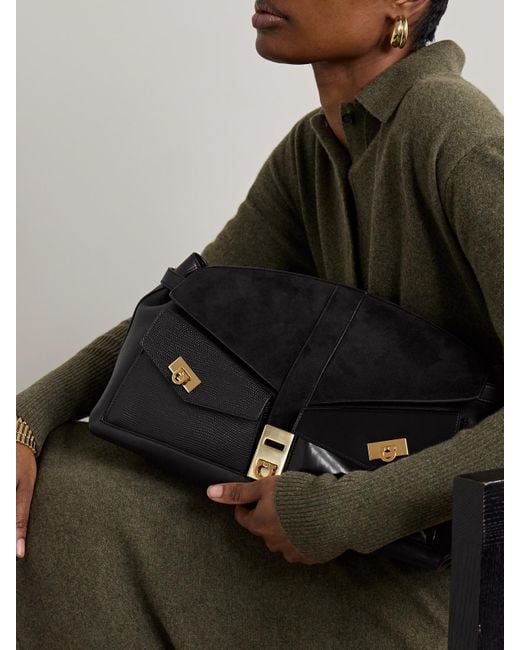 Sac Porté Épaule En Cuir À Finitions En Daim Hug Pouch Large Ferragamo en coloris Black