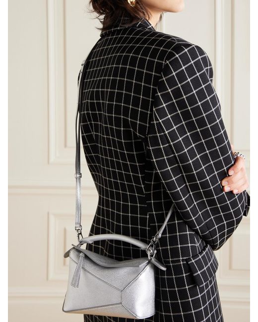 Sac Porté Épaule En Cuir Texturé Métallisé Puzzle Edge Mini Loewe en coloris Gray