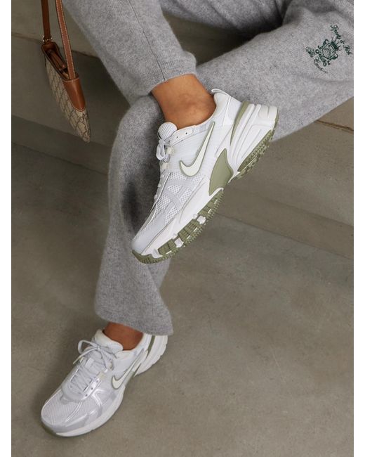 Baskets En Résille À Finitions En Caoutchouc V2K Run Nike en coloris White
