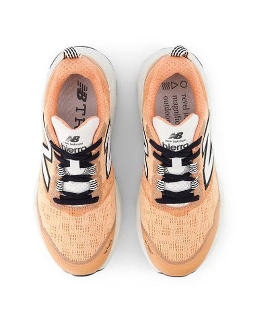 Donna Fresh Foam X Hierro V9 di New Balance in Natural