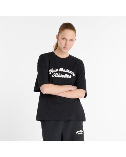 Donna Linear Heritage Oversized T-Shirt di New Balance in Black