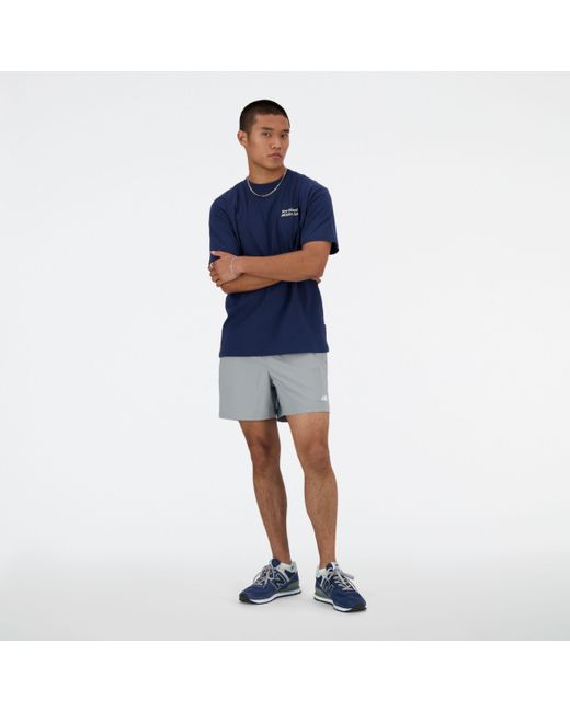 New Balance Athletics flocked t-shirt in blau in Blue für Herren