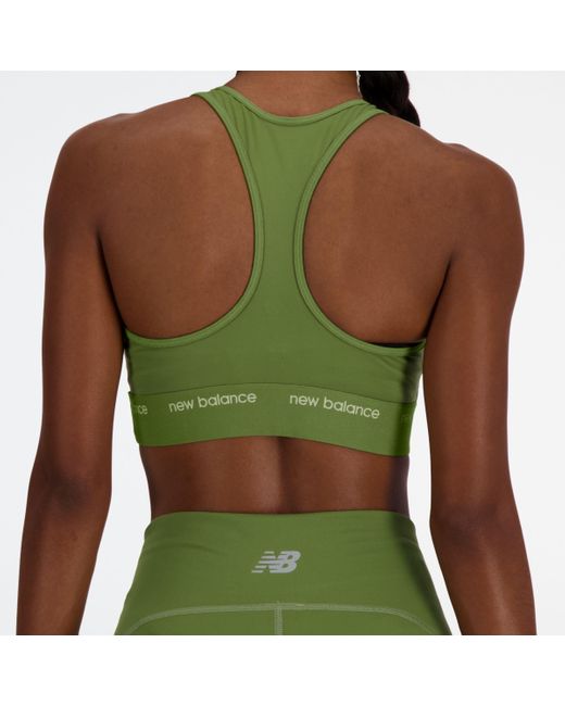 Nb sleek medium support sports bra in verde di New Balance in Green