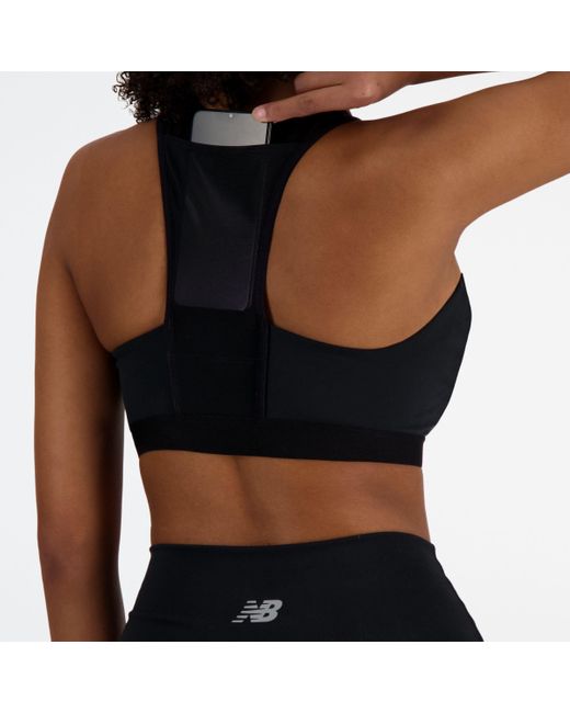 Nb sleek medium support pocket zip front bra in nero di New Balance in Black