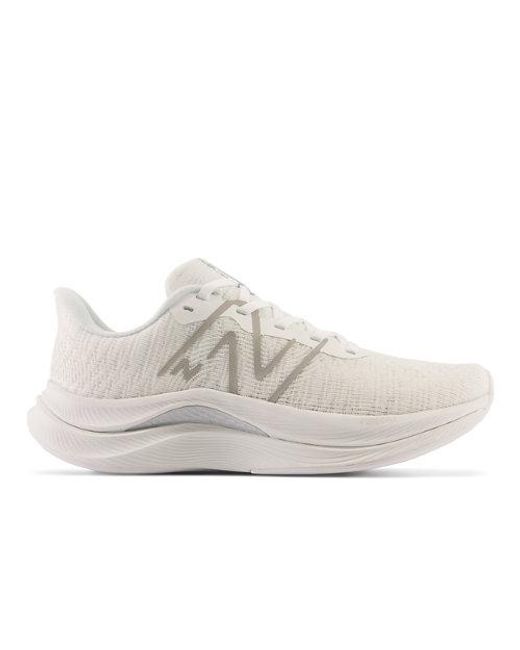 Fuelcell propel v4 in bianca/grigio di New Balance in White