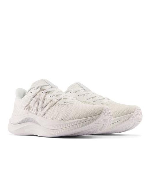 Fuelcell propel v4 in bianca/grigio di New Balance in White