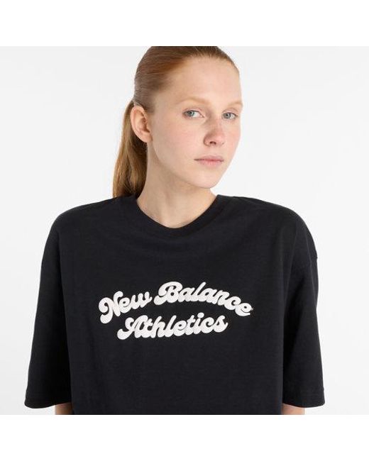 Donna Linear Heritage Oversized T-Shirt di New Balance in Black