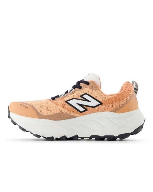 Donna Fresh Foam X Hierro V9 di New Balance in Natural