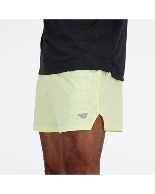 Pantalones Cortos De 5" Verdes Rc De New Balance de hombre de color Yellow