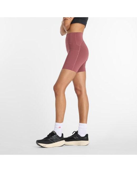 Donna Nb Sleek Pocket High Rise Short 6" di New Balance in Red