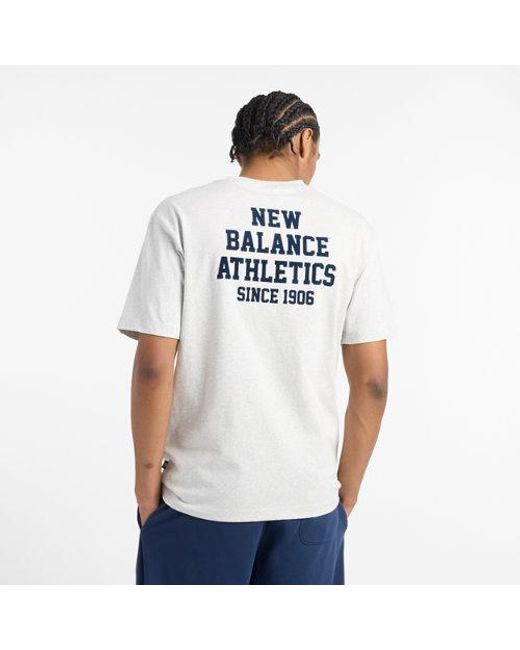 New Balance Herren Varsity Graphic T-Shirt in White für Herren